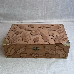 Soft felt autumn pattern storage box.